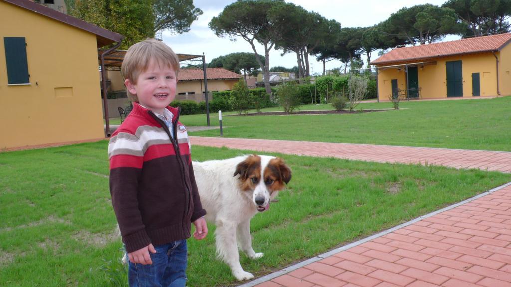La Fattoria Di Tirrenia Aparthotel Buitenkant foto