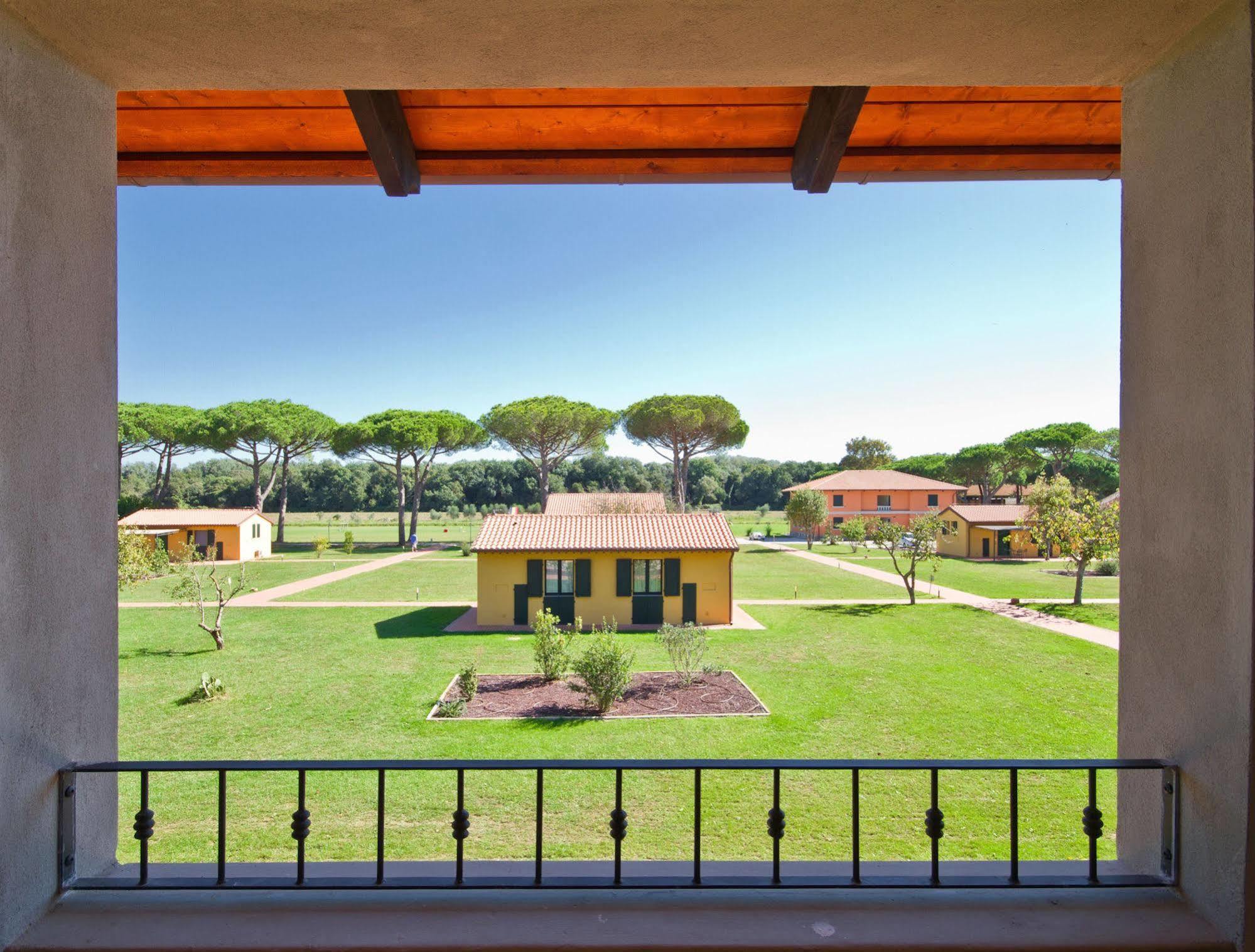La Fattoria Di Tirrenia Aparthotel Buitenkant foto