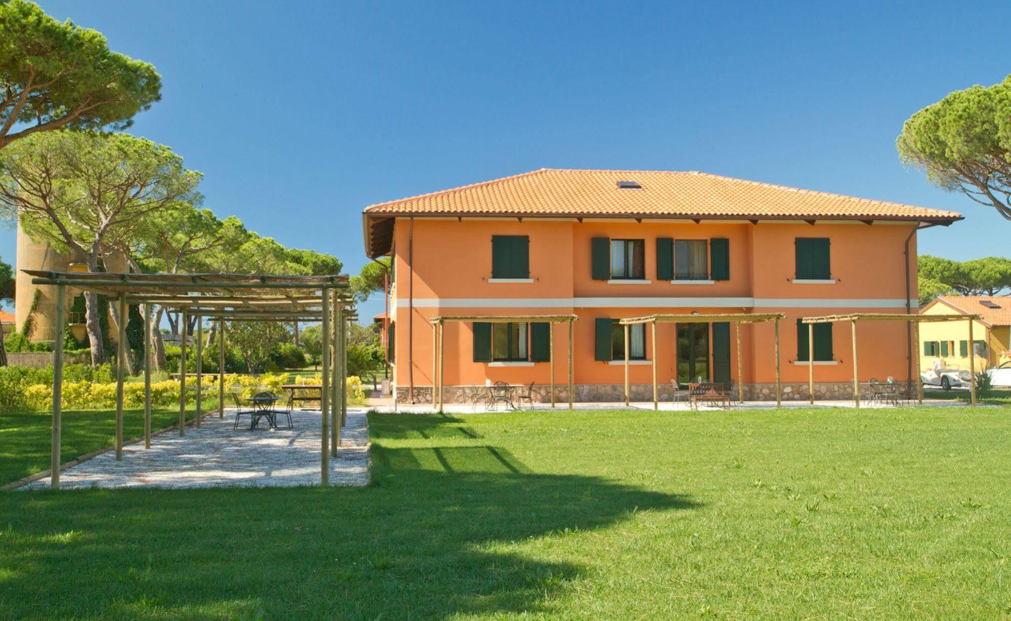 La Fattoria Di Tirrenia Aparthotel Buitenkant foto