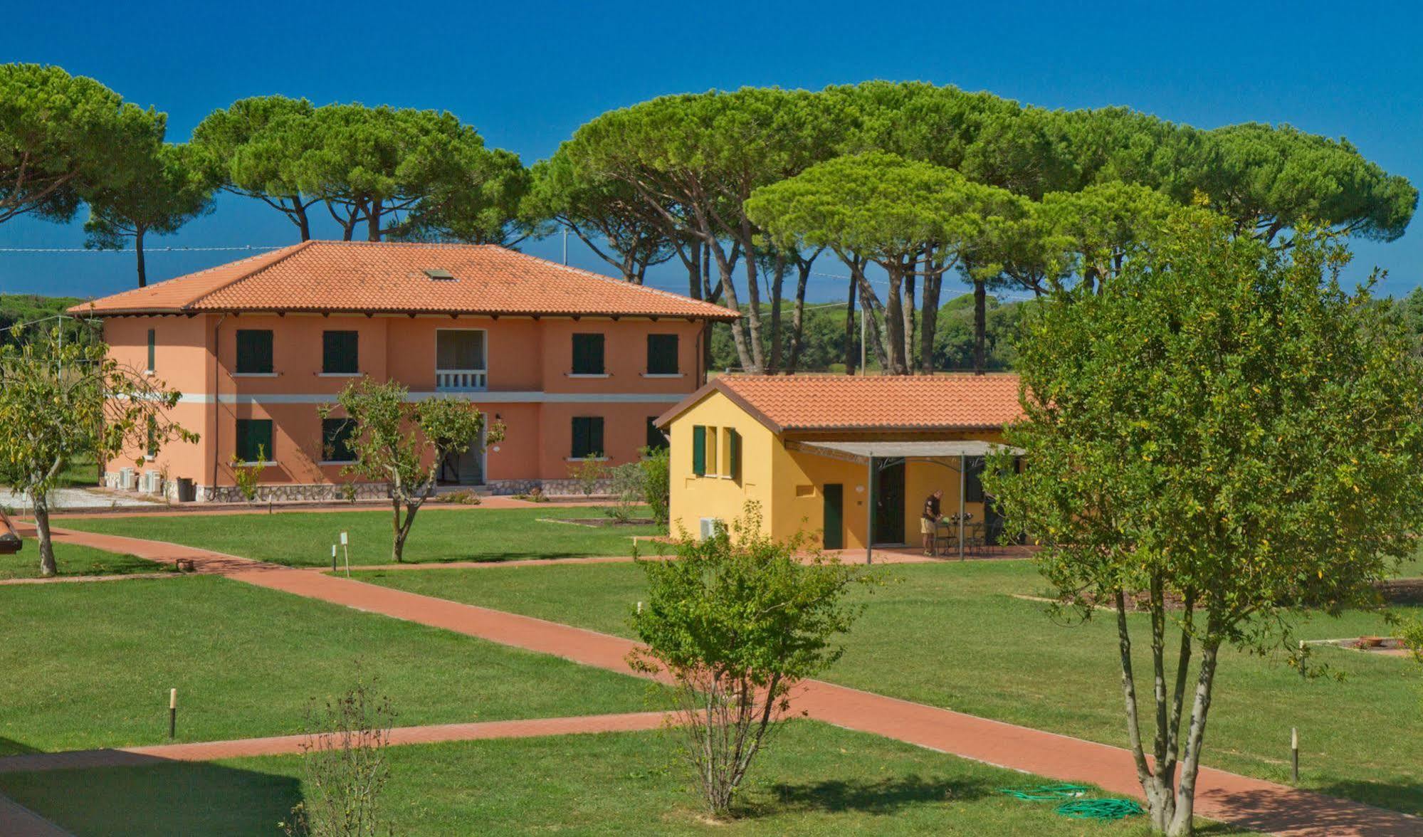 La Fattoria Di Tirrenia Aparthotel Buitenkant foto
