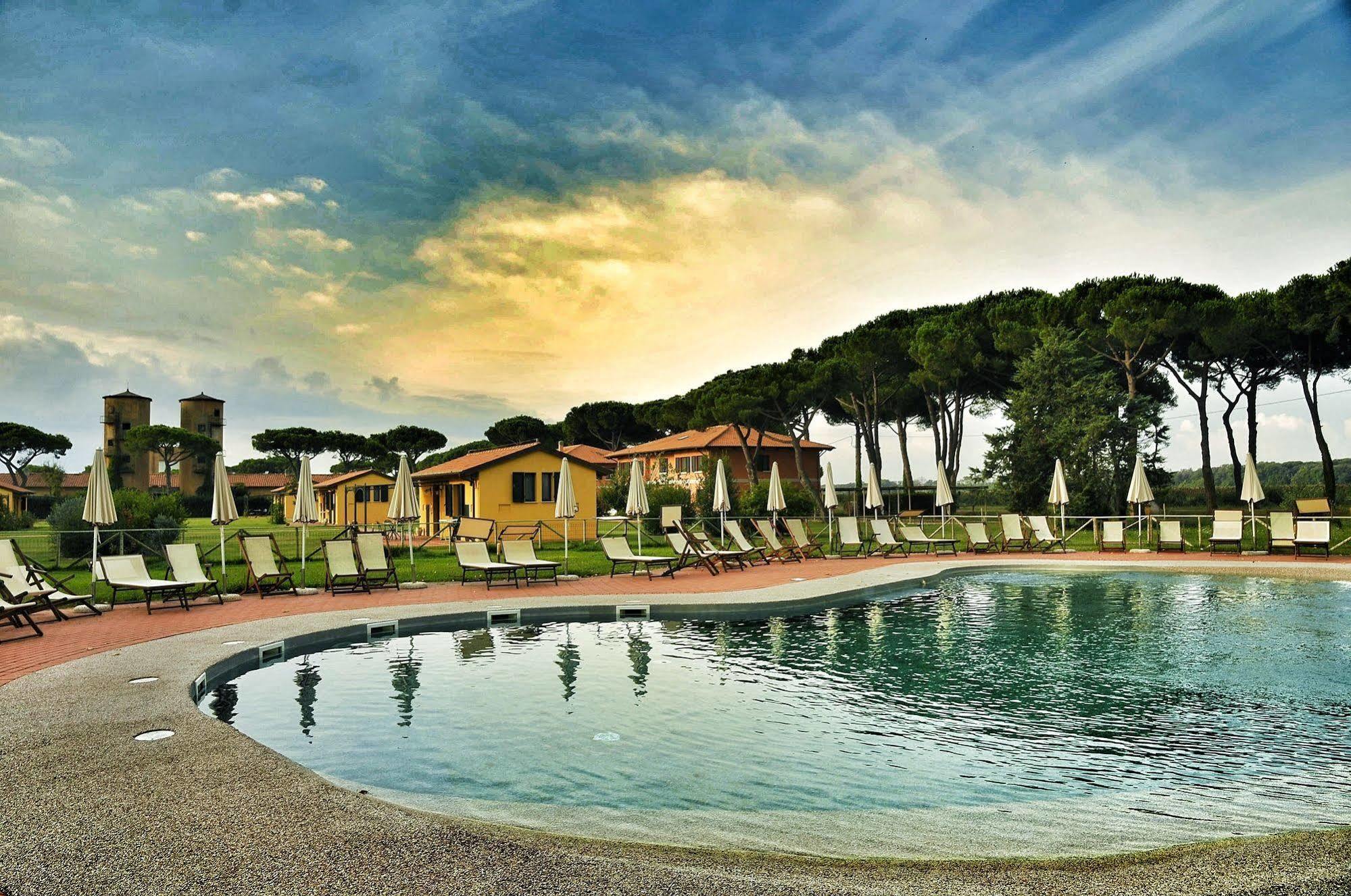 La Fattoria Di Tirrenia Aparthotel Buitenkant foto